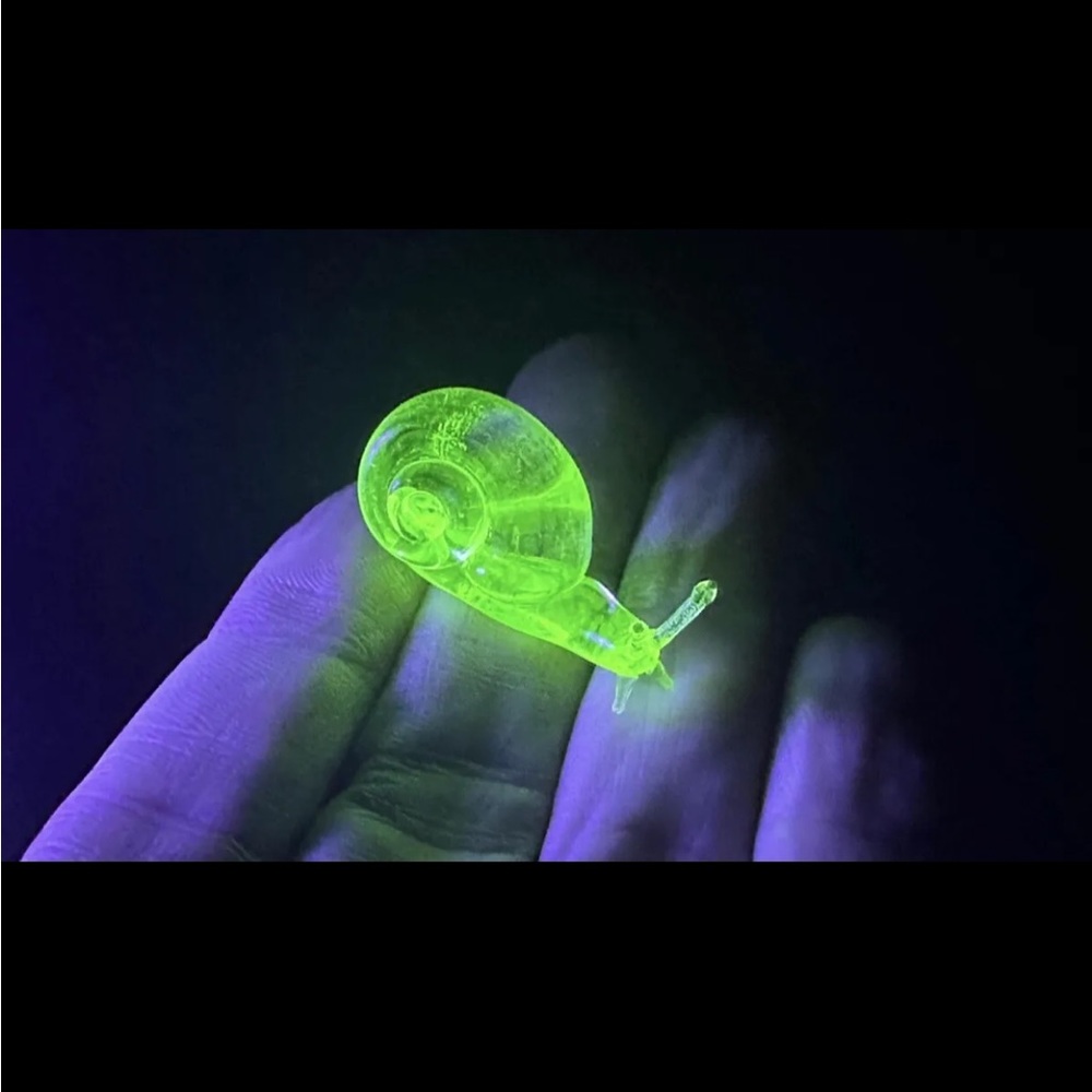URANIUM GLASS Vaseline